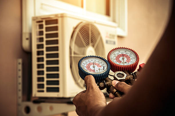 Professional Hvac technician working in Woodinville, WA